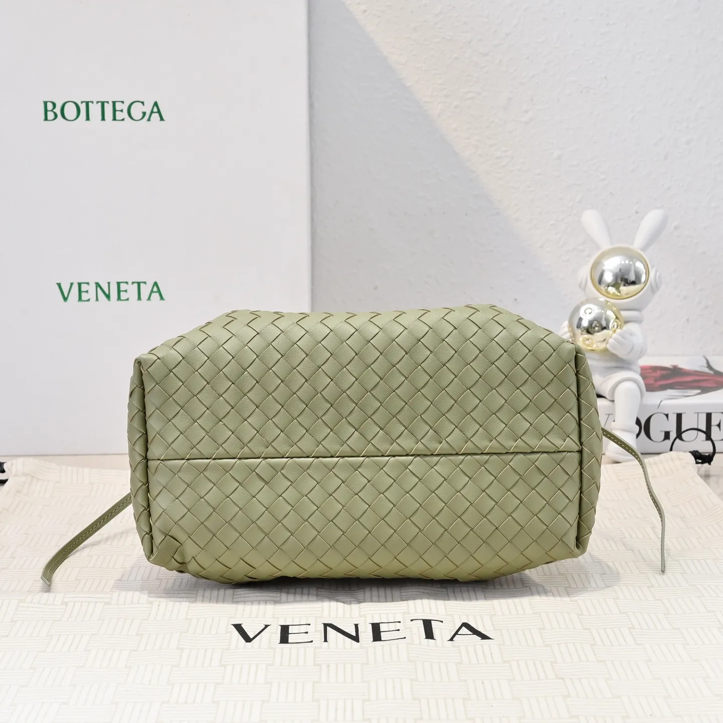Batch 1760 BOTTEGA VENETA 2025 new product pinacoteca has super soft leather, and the weaving function, practicality and relaxed fashion sense have not fallen behind❤️‍🔥Amway has given sisters a must-have bag when going out. The size of the bag also accurately meets the commuting needs of urban beauties. It can accommodate mobile phones, keys, lipstick, powder, sunscreen, shopping bags...all of it! ! ! 🔥The capacity should not be underestimated~ It does not choose people, clothes, or occasions. With its majestic curved outline, exquisite woven texture, delicate edges and rounded handles, this woven vegetable basket bag truly achieves the goal of "dressing up and being fashionable without getting in the way"~ Are you interested in Jimei? Style number: 9004 Size: 24*15*12cm